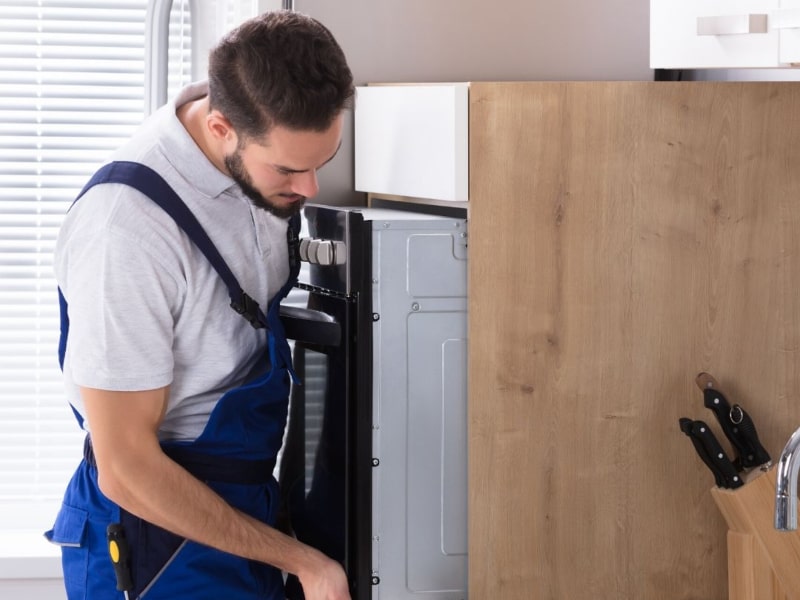 Técnico instalando Horno Bru